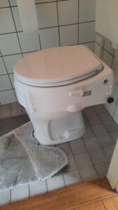 Toiletverhoger toch wel handig voor Marfan patiënt, goede service Evers Roermond,